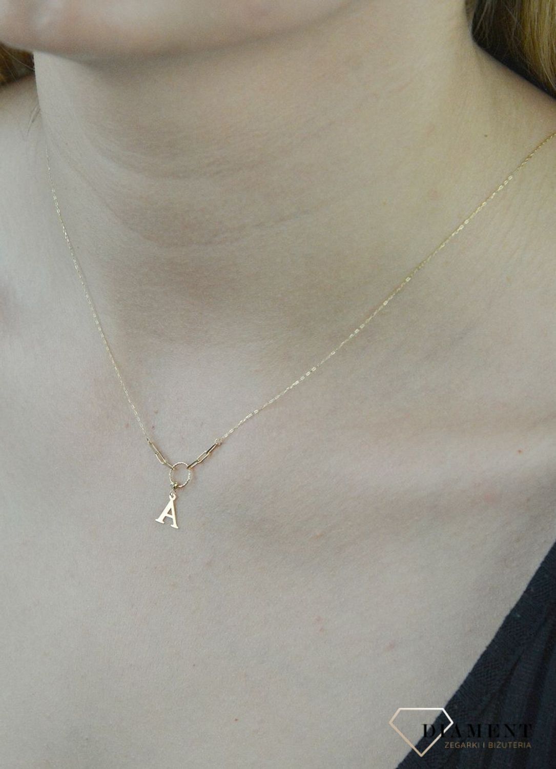 Naszyjnik złoty celebrytka 585 kółeczko z literką A  NA 3187A. Niezwykły blask szlachetnego kruszcu zamknięty w wyjątkowej formie. Subtelny kontur elementów ozdobnych perfekcyjnie prezentuje się z klasyczny.png